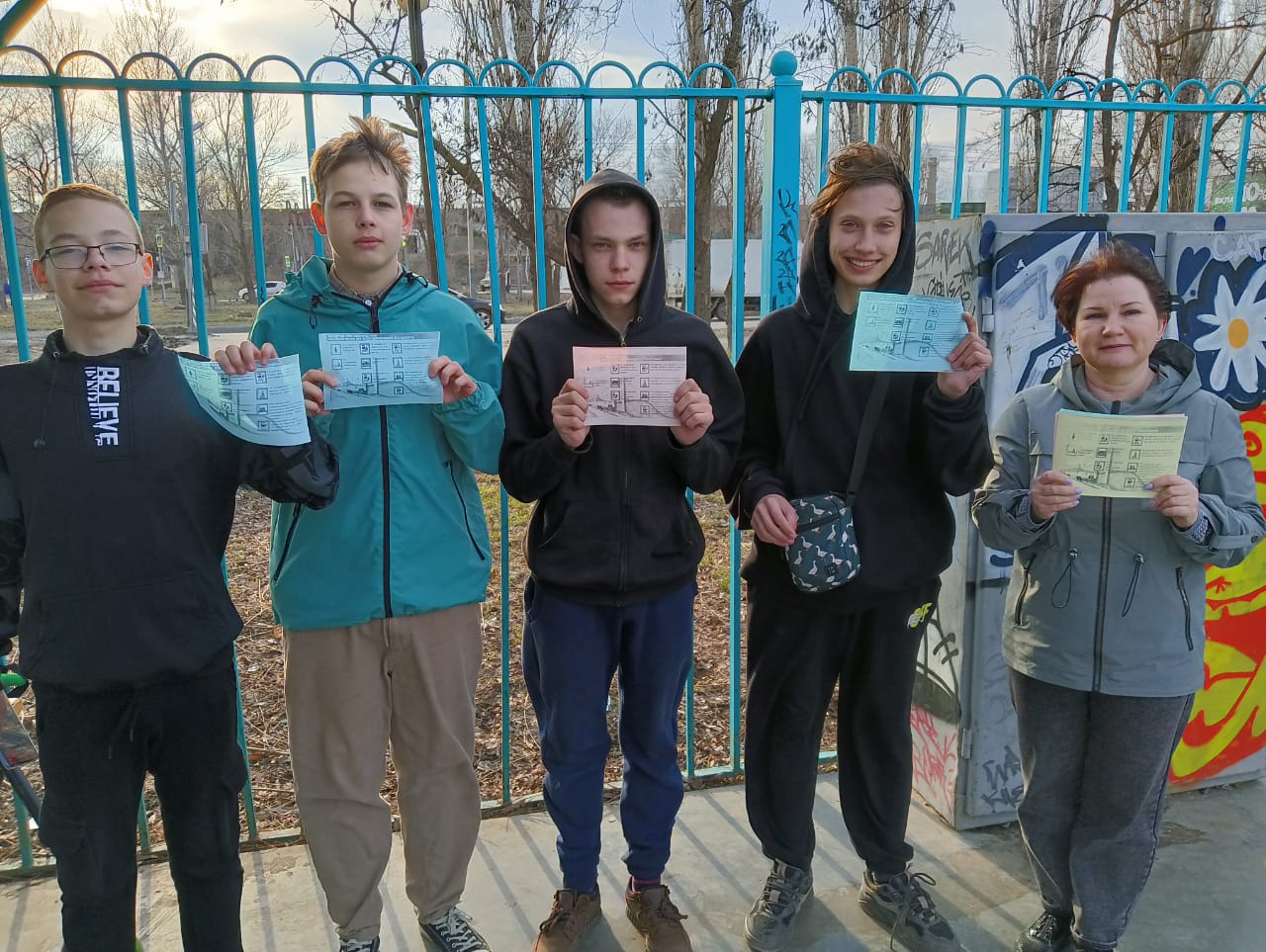Специалисты Балаковского центра «Семья» провели акцию «Берегись поезда»