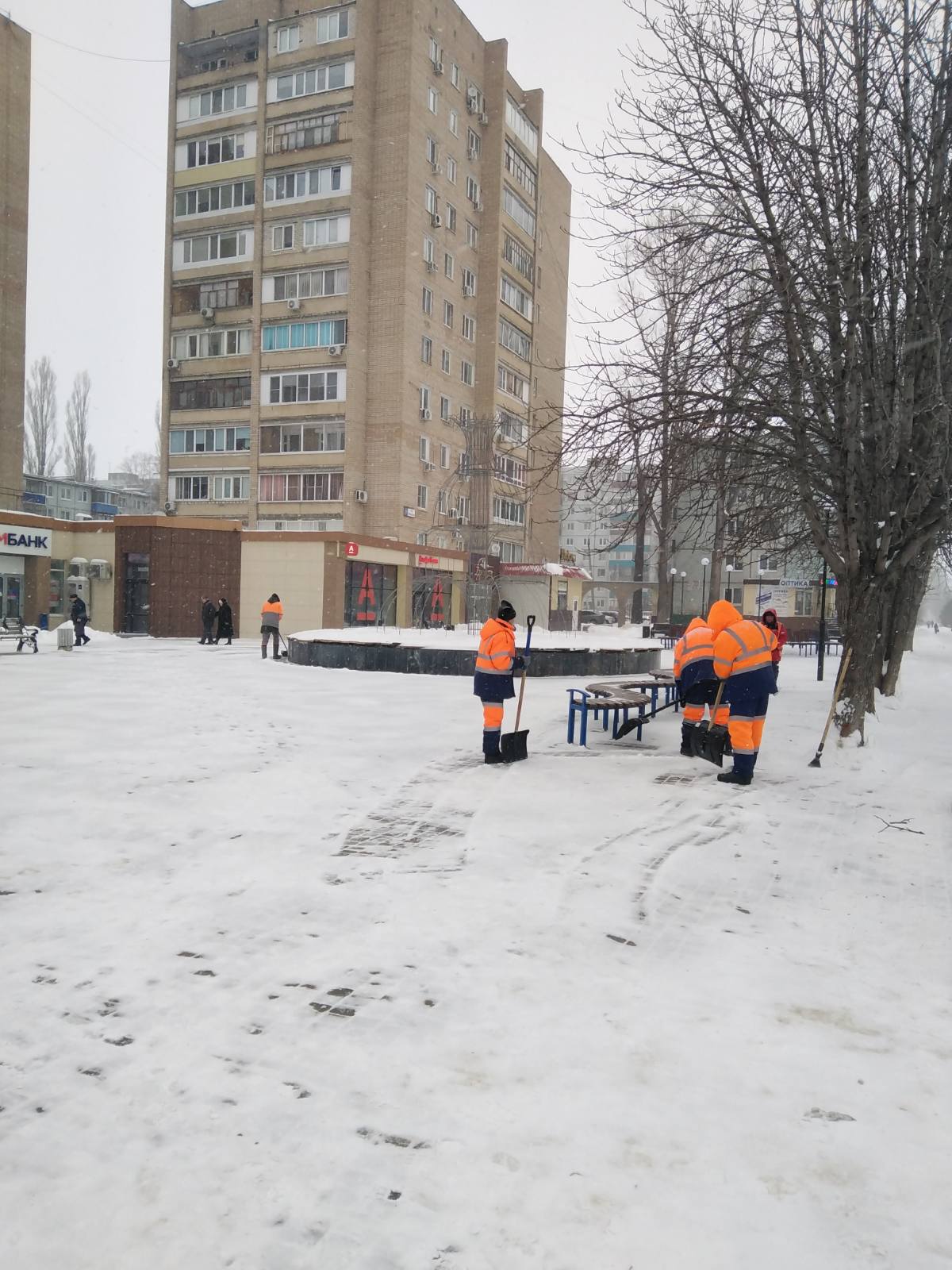 В Балакове коммунальщики в усиленном режиме устраняют последствия непогоды