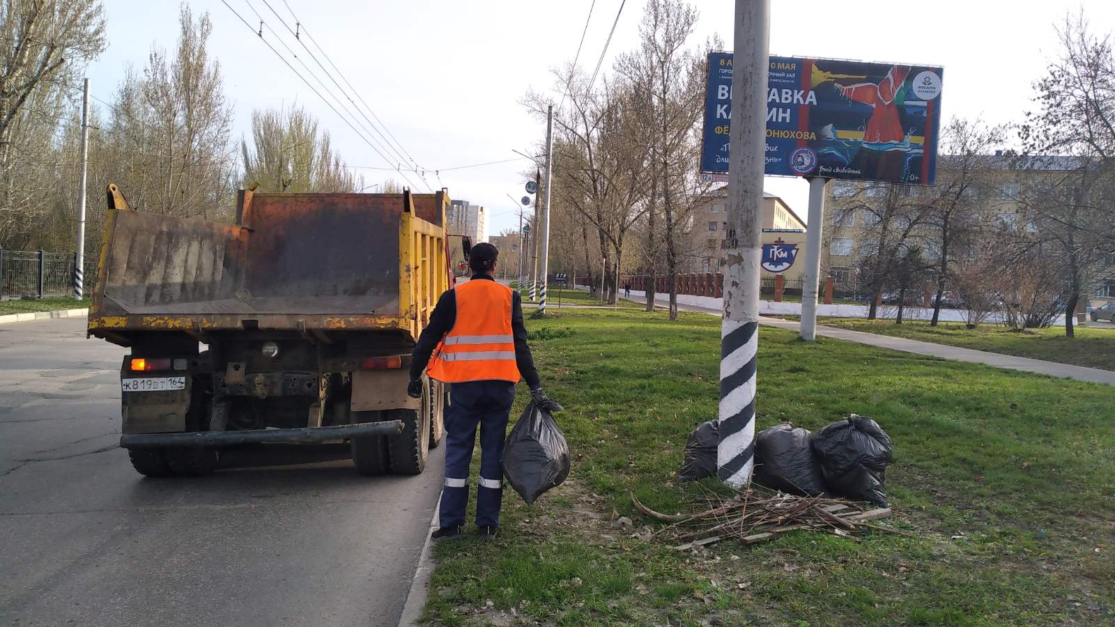 Сотрудники Комбината благоустройства продолжают наносить разметки на дороги и благоустраивать город