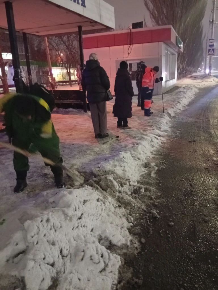 Сотрудники «Комбината благоустройства» очищают дороги и тротуары города Балаково от снега