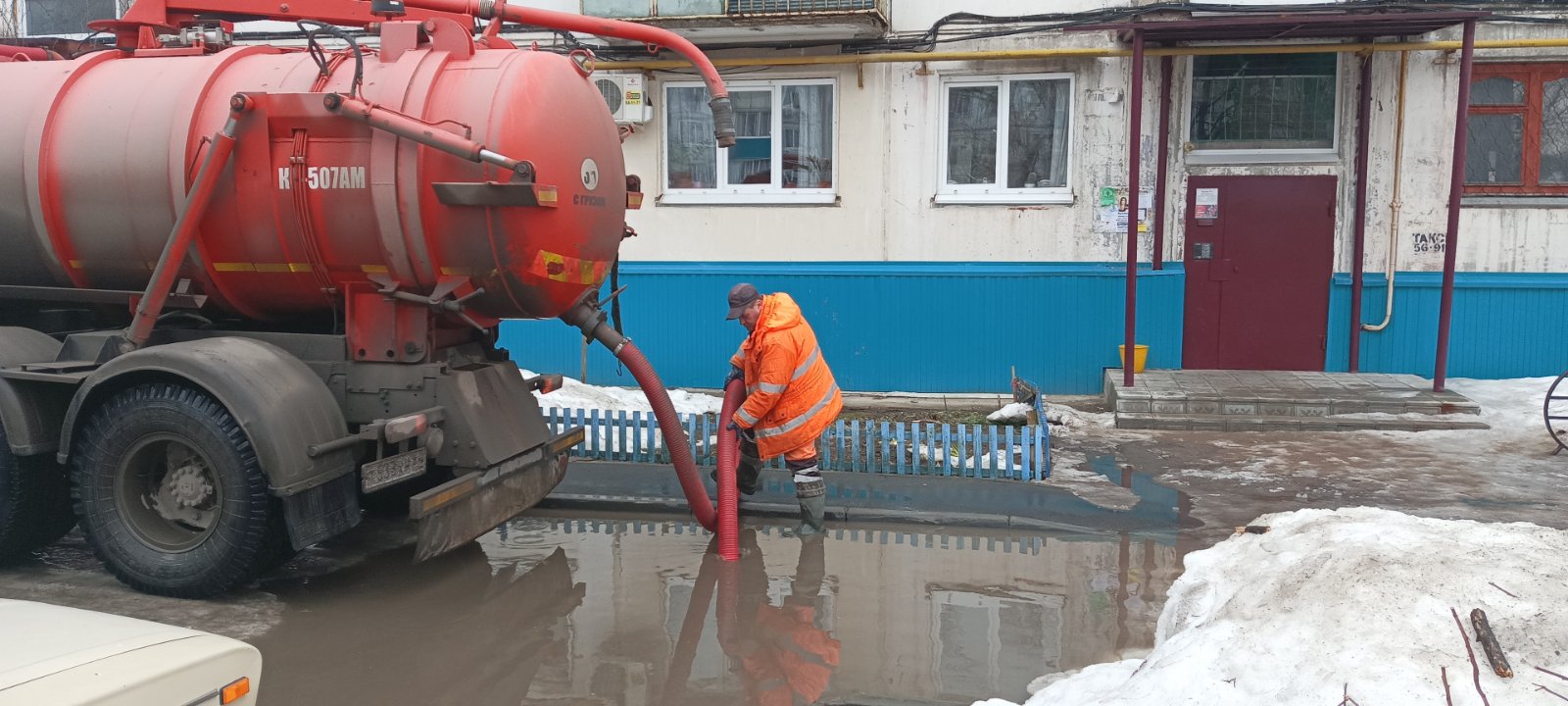 Благоустройство города Балаково сегодня: откачка талых вод, вывоз снега, очистка прилотковых зон