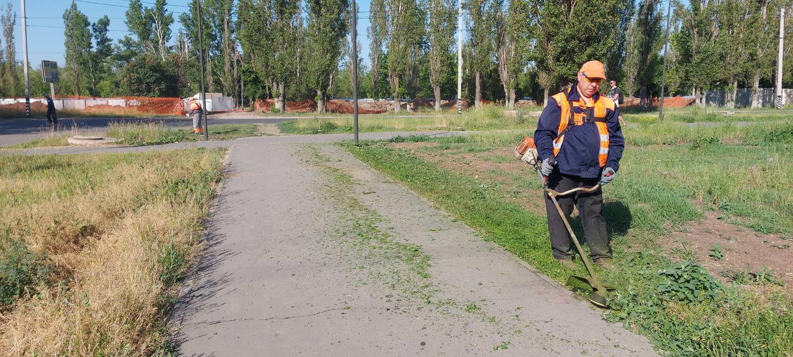 В городе Балаково покос травы ведётся в ежедневном режиме