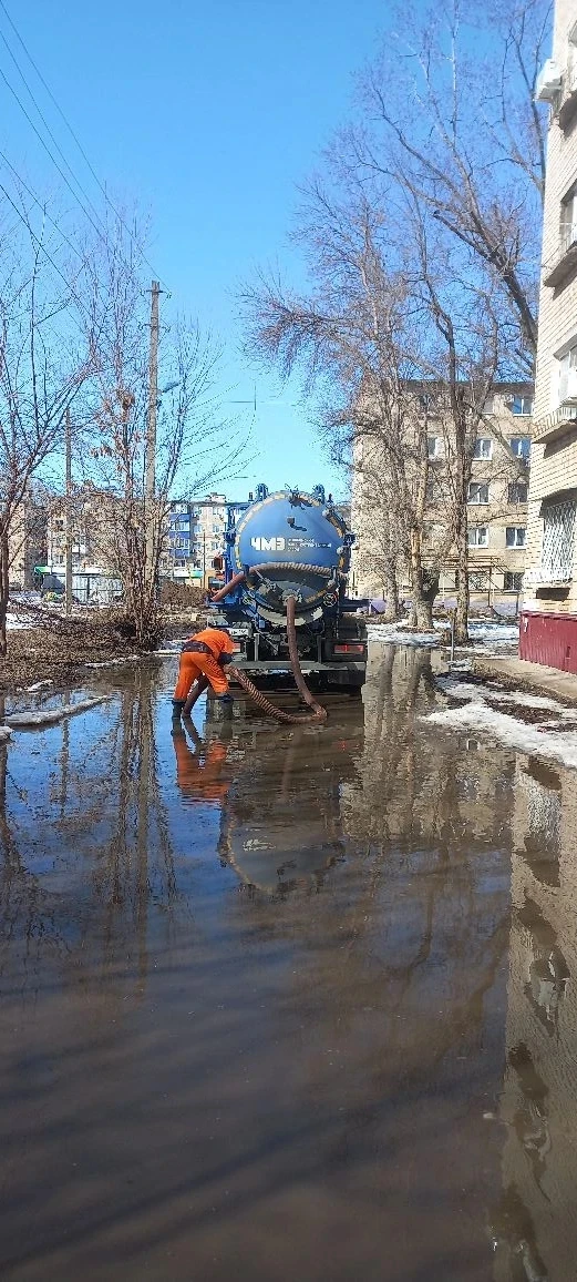 Коммунальные службы продолжают откачивать талые воды на улицах города Балаково