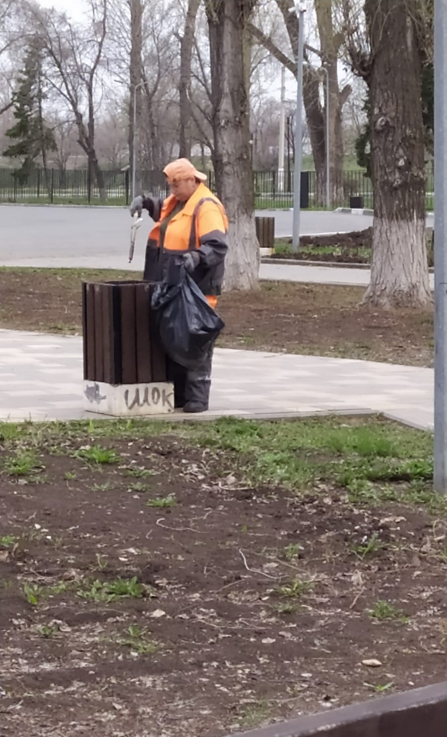 Очистка прилотковых зон, сбор мусора, подметание тротуаров: коммунальные службы наводят порядок на улицах города Балаково