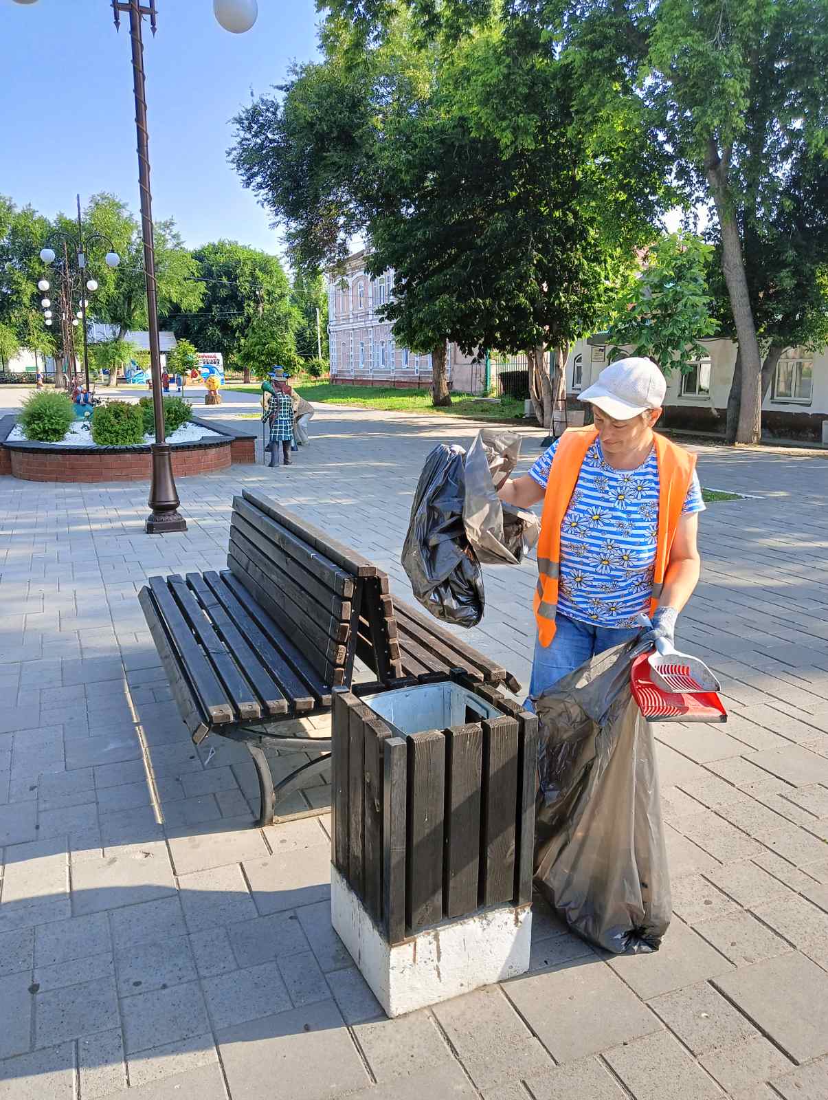 Покос травы, прополка клумб, подметание тротуаров. Коммунальные службы города работают в ежедневном режиме
