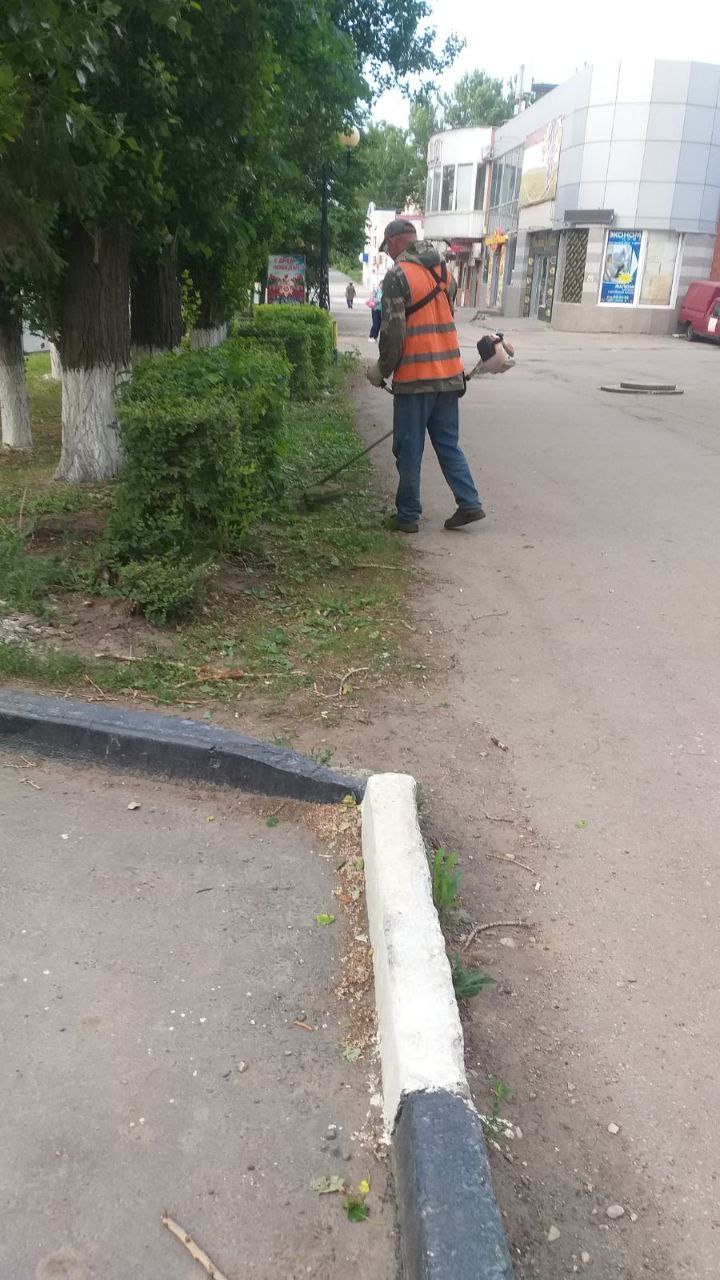 Благоустройство города сегодня: покос травы, очистка осевых и прилотковой зон, вывоз веток, сбор мусора