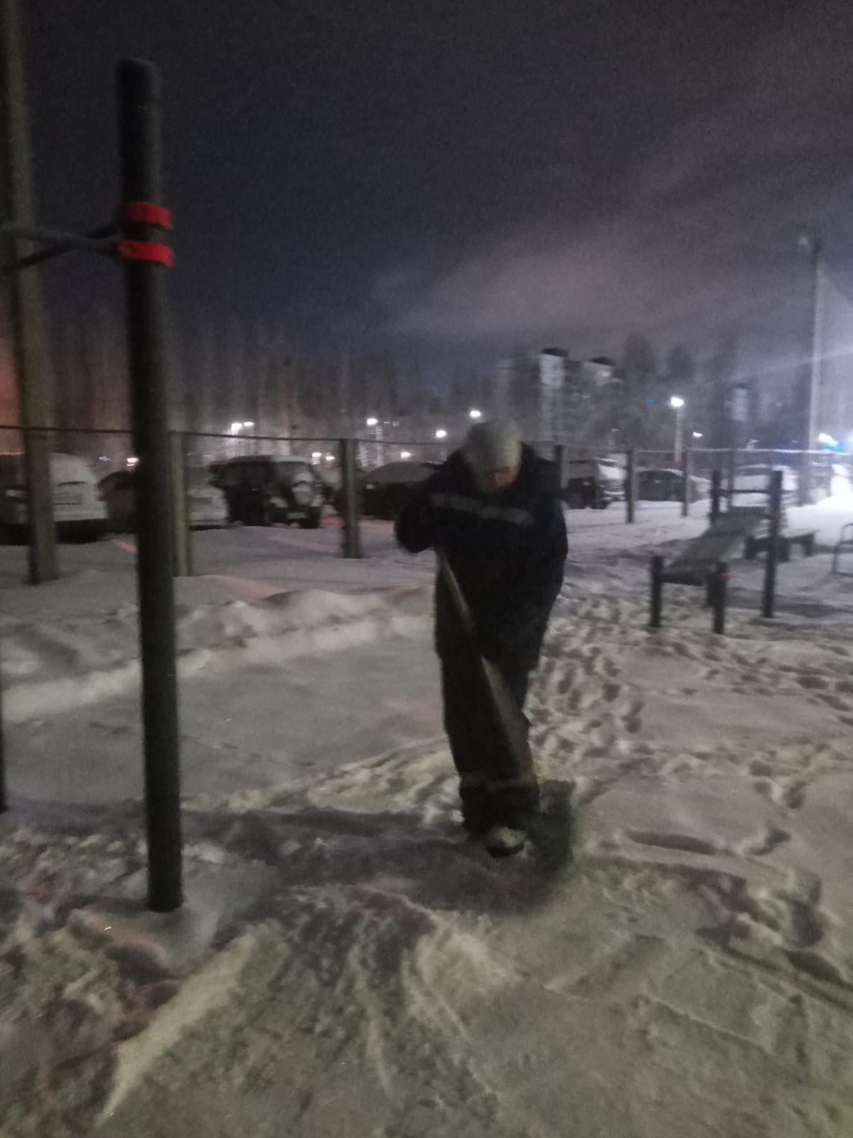В Балакове продолжается очистка дорог и тротуаров от снега