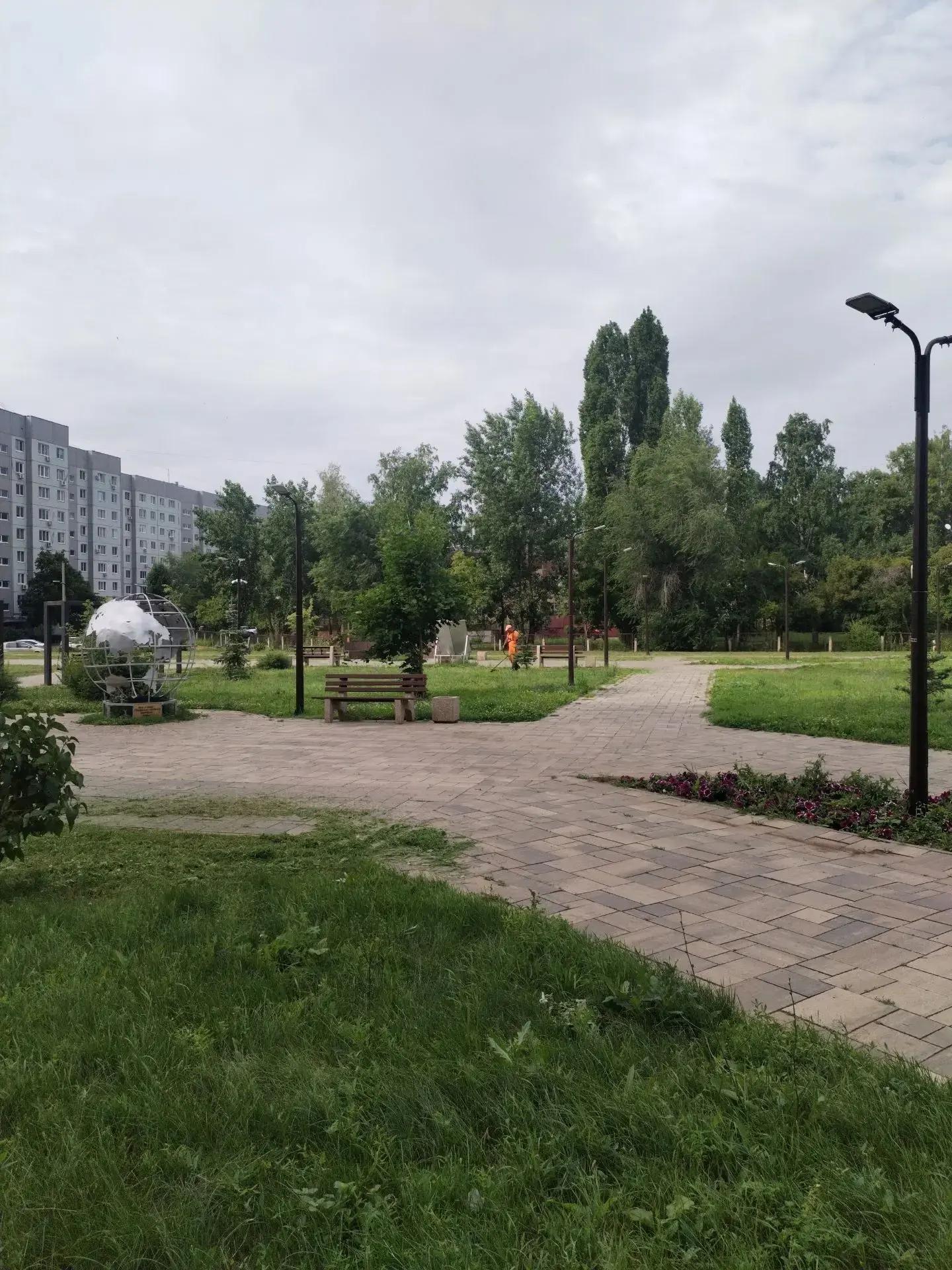 Сотрудники «Комбината благоустройства» продолжают наводить порядок на улицах Балаково