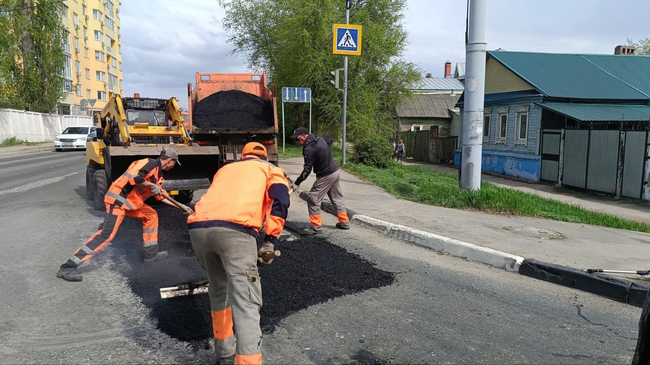 В Балаково продолжается текущий ремонт дорог
