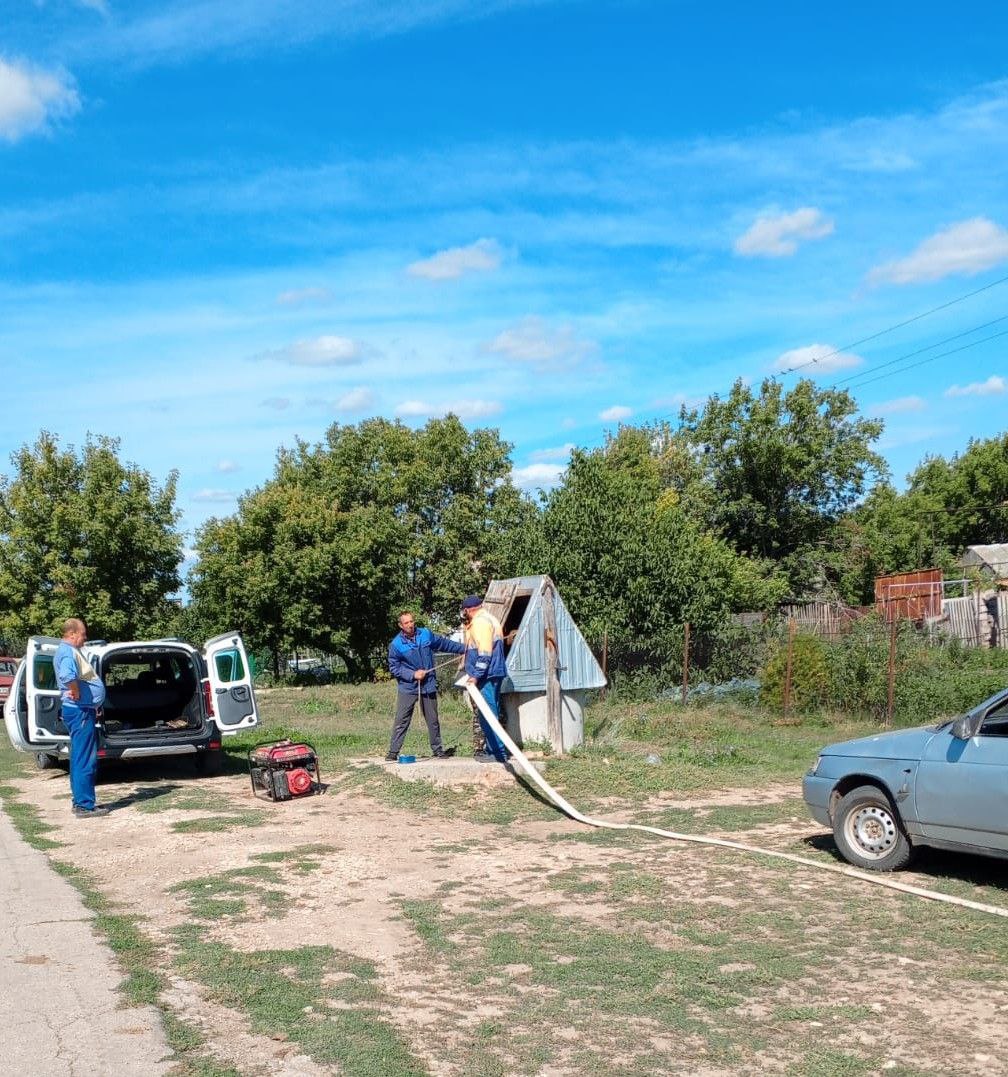 В селе Большой Кушум сотрудники Водоканала обслуживают колодцы