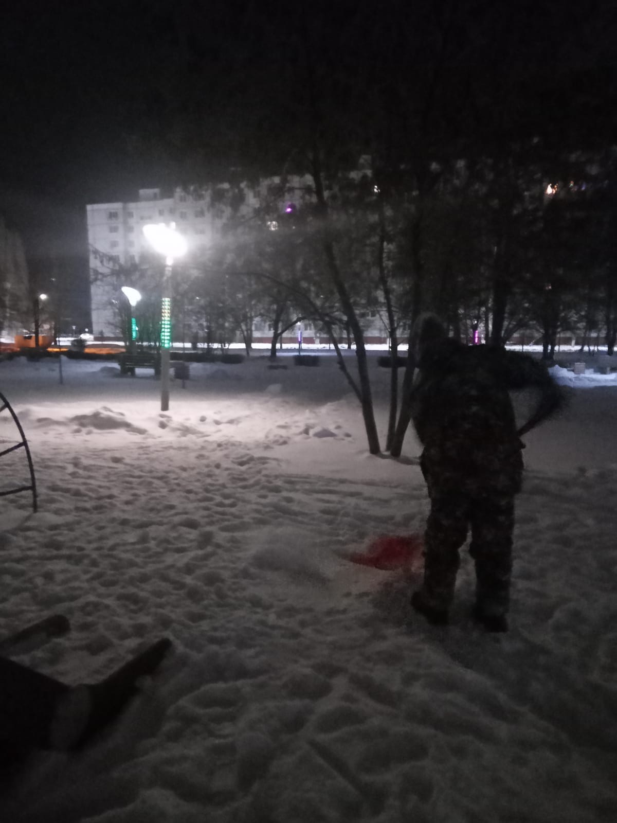 В Балакове продолжается очистка дорог и тротуаров от снега