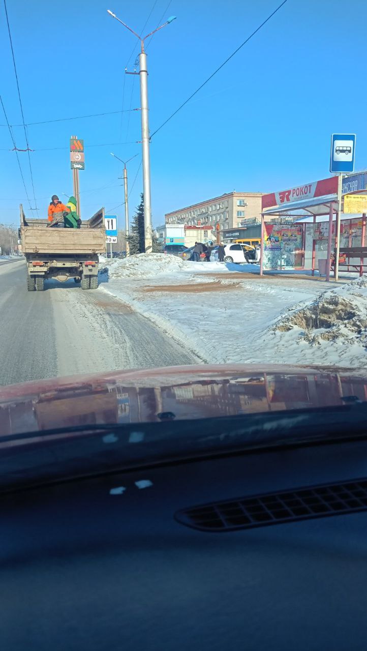 Коммунальные службы продолжают очищать дороги и тротуары от снега и наледи