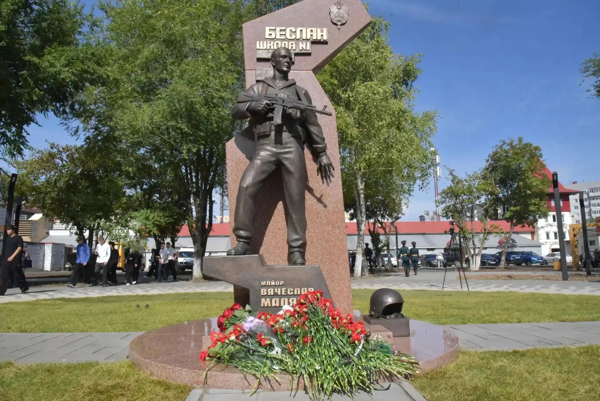 В обновленном сквере открыли памятник Вячеславу Малярову, бойцу группы «Альфа», который погиб при освобождении заложников в школе Беслан