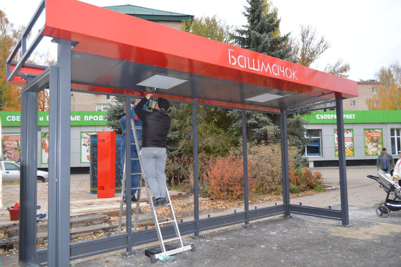 В городе Балаково начались работы по установке новых остановочных павильонов