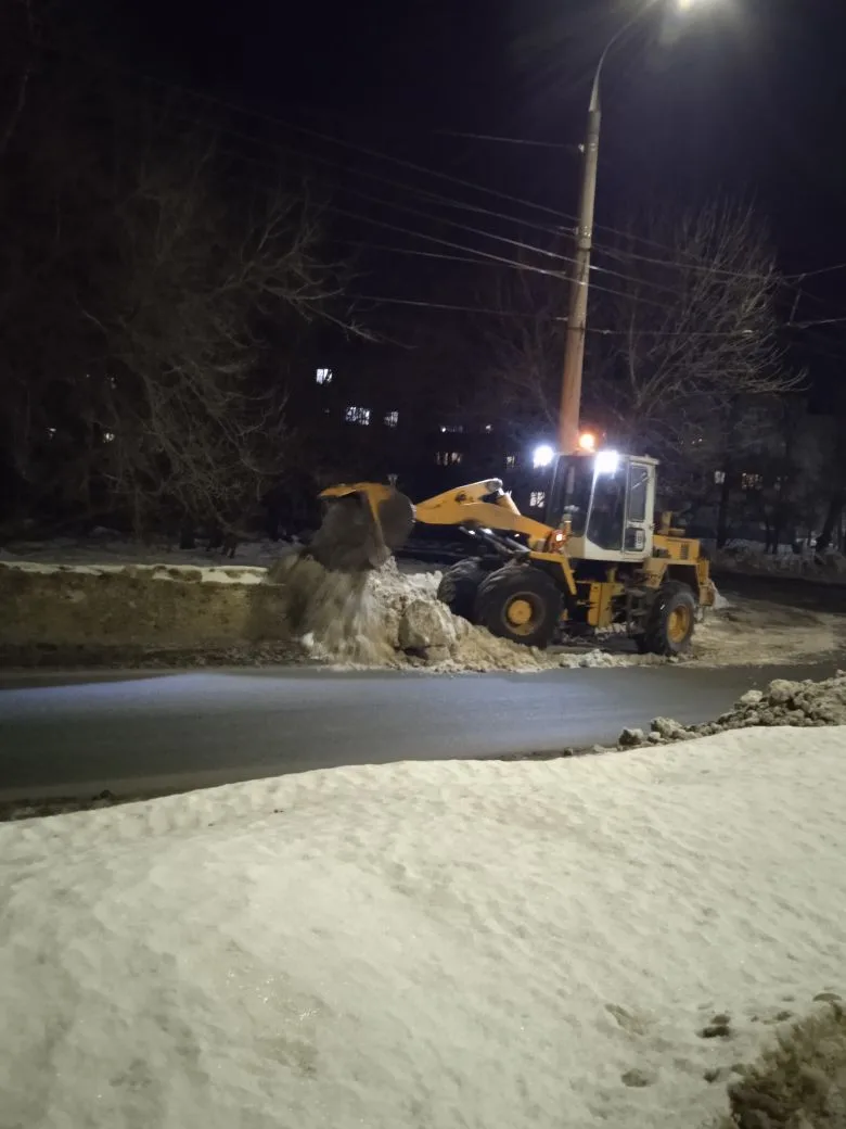 В Балаково продолжается уборка снега