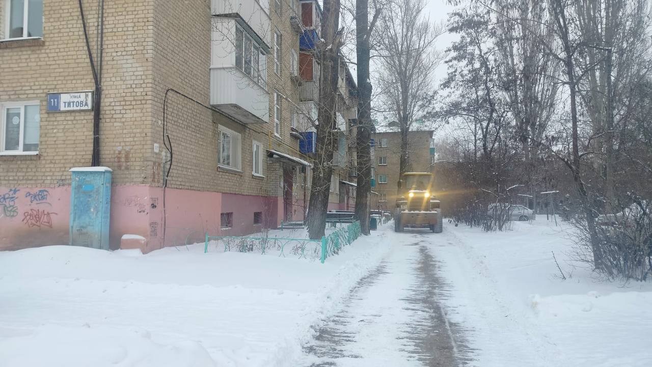 В Балакове продолжают очищать дороги, тротуары и общественные территории от снега