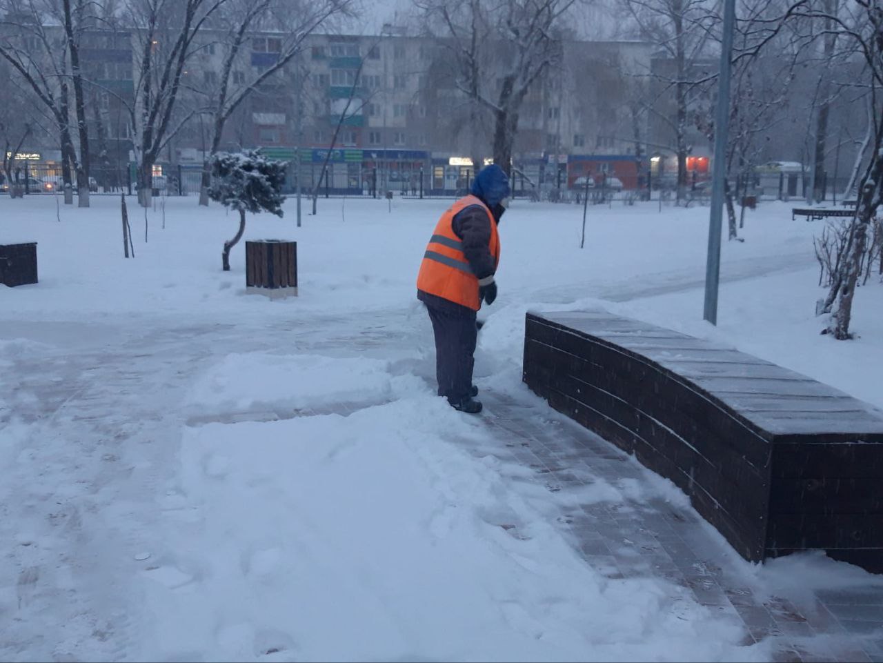 На улицы города Балаково вышла техника на посыпку дорог пескосоляной смесью