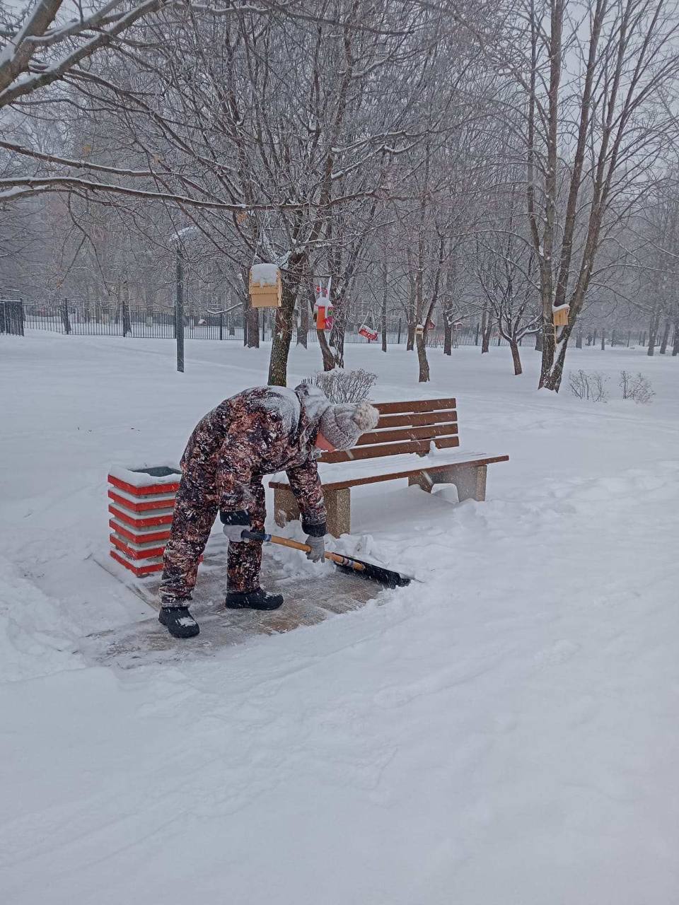 В Балакове продолжают очищать дороги, тротуары и общественные территории от снега