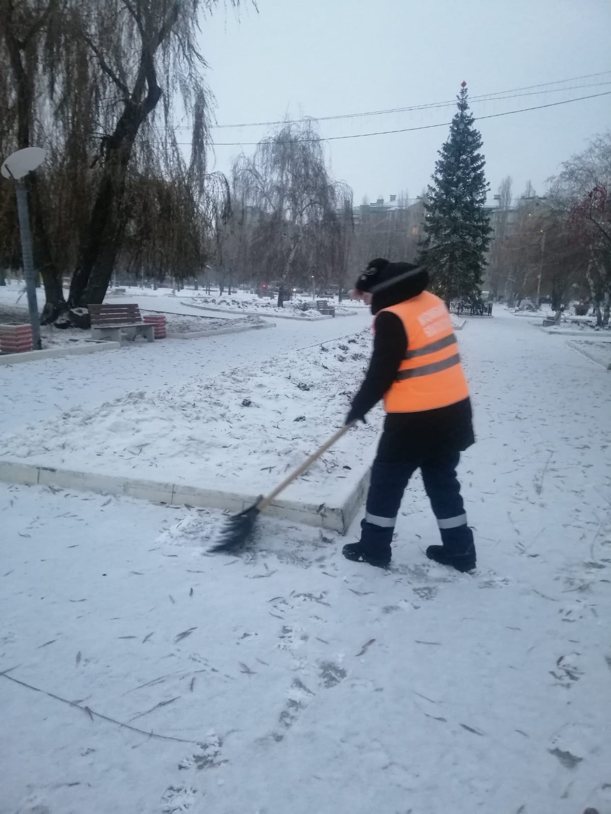 В Балакове ведутся работы по посыпке и очистке дорог, тротуаров, парков и скверов