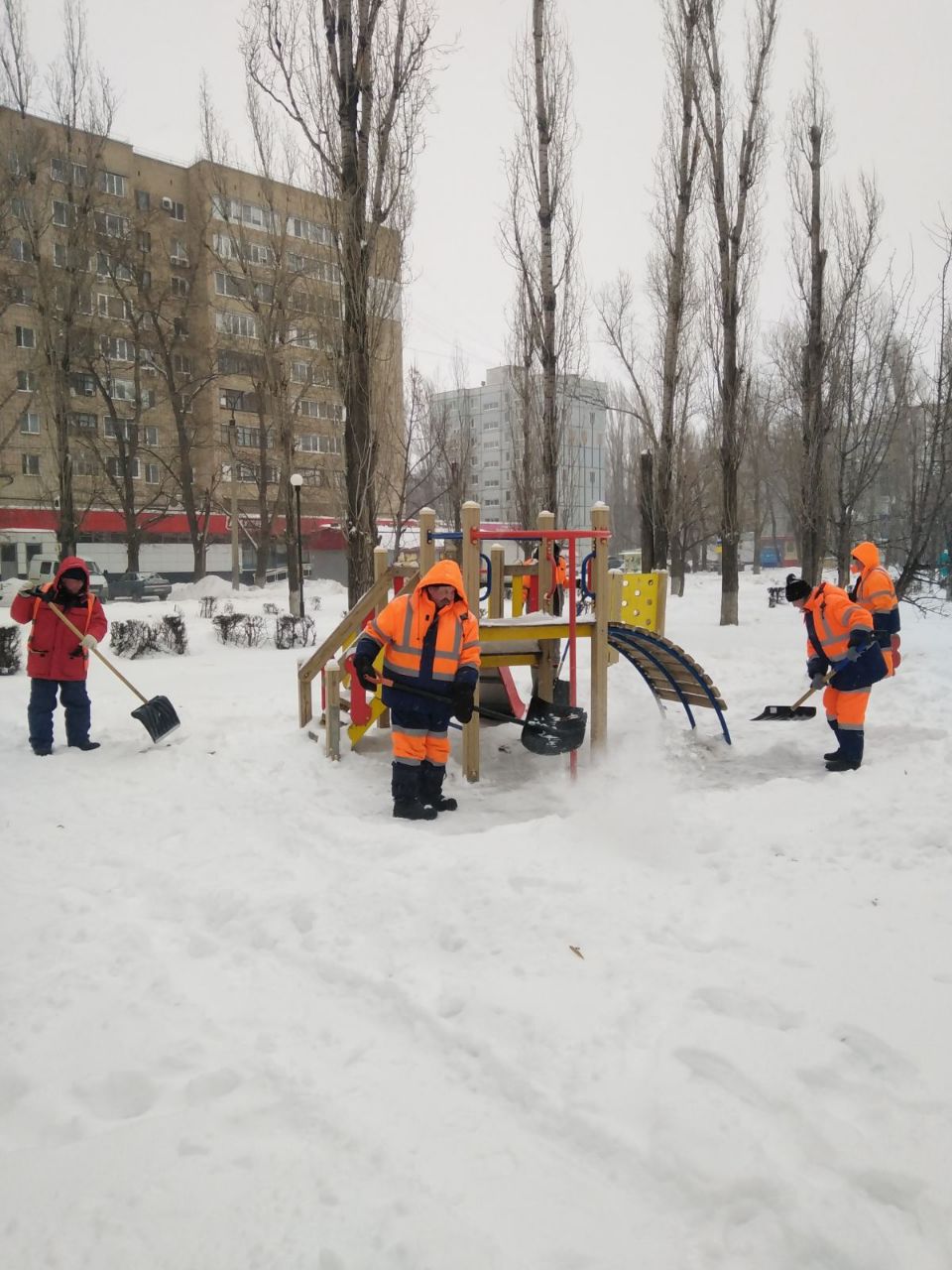 Сотрудники «Комбината благоустройства» продолжают очищать дороги и тротуары от снега