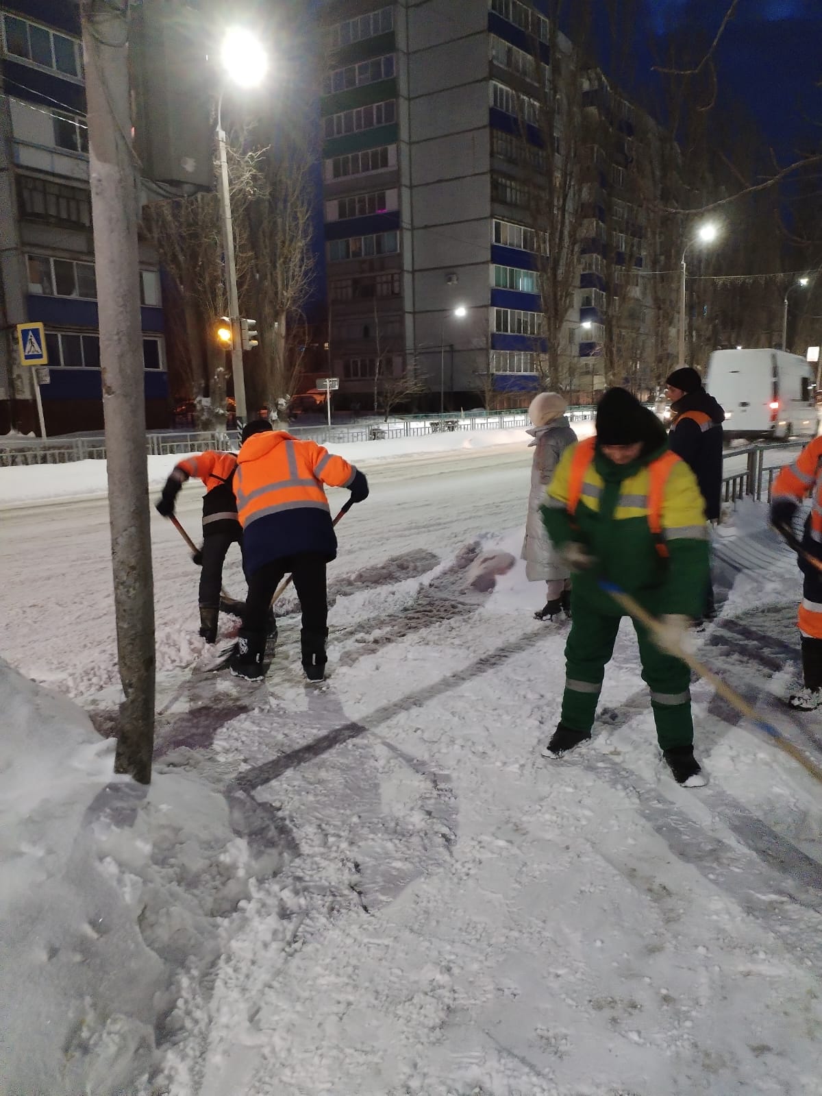 Сотрудники «Комбината благоустройства» в круглосуточном режиме очищают дороги и тротуары от снега
