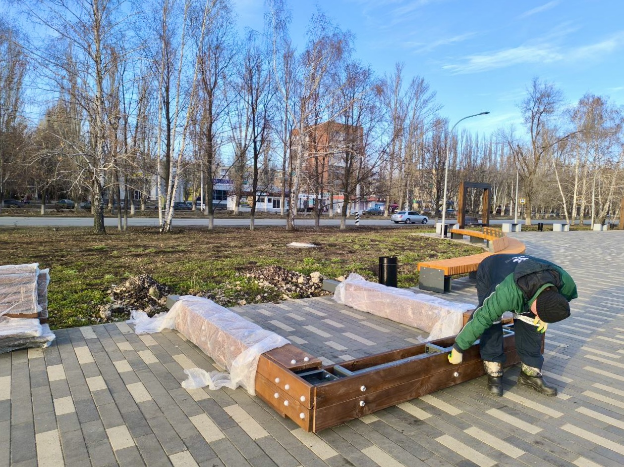 В парке «Центральный» рабочие начали устанавливать качели