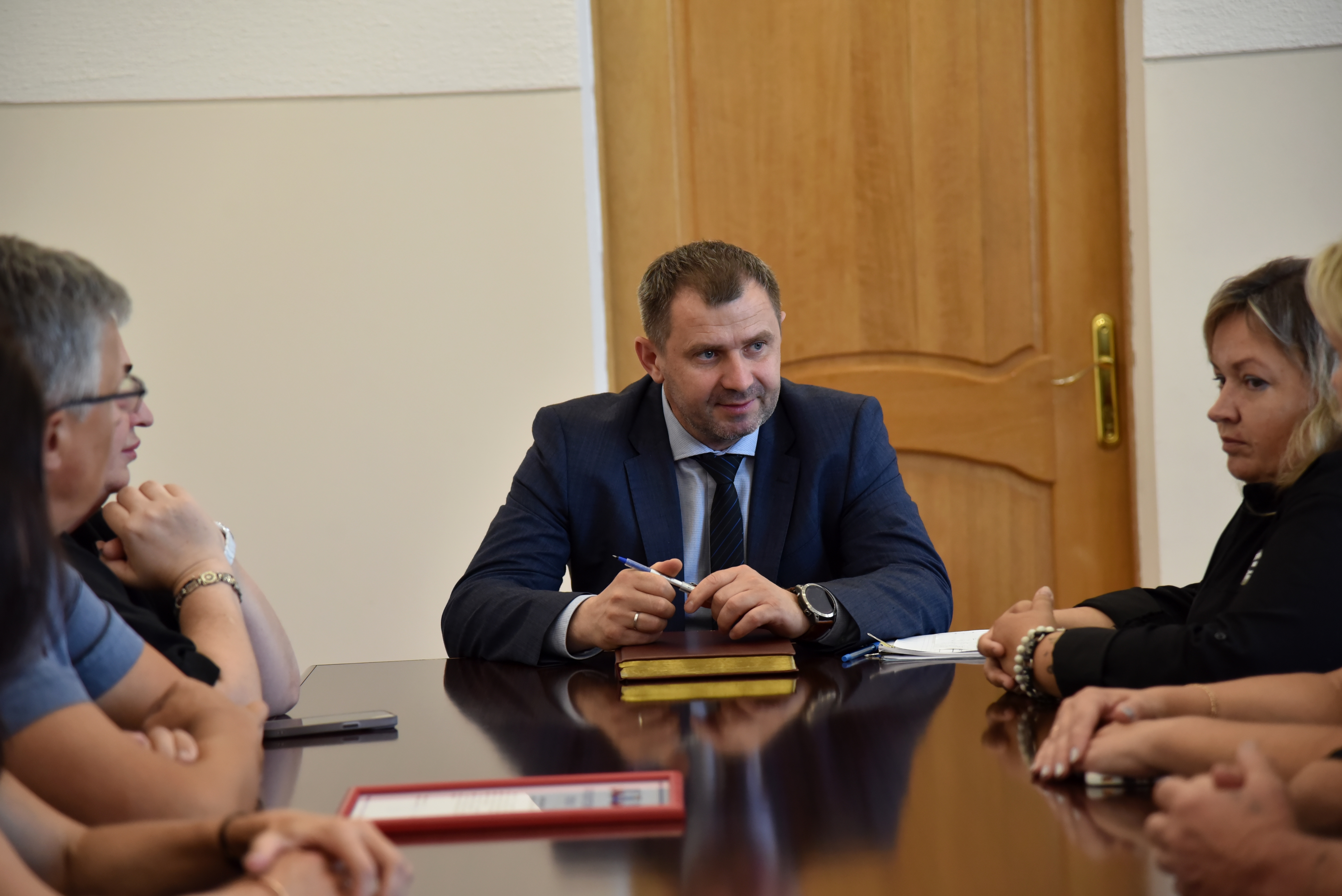 Сергей Барулин вручил благодарственные письма волонтёрам, которые оказывают помощь участникам СВО