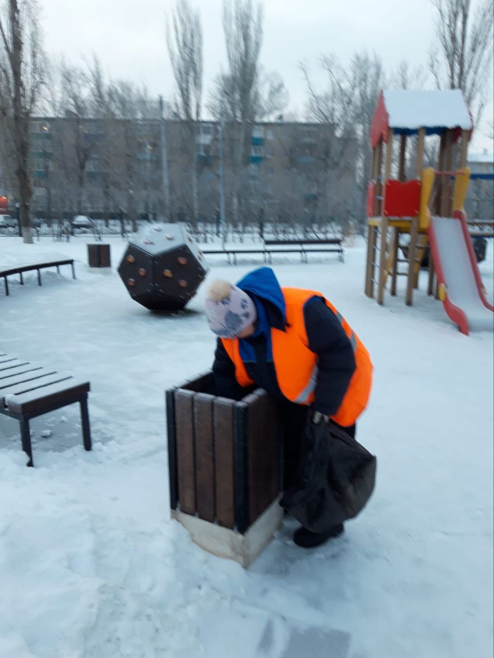 Благоустройство города сегодня: очистка прилотковой зоны, формовка деревьев, обслуживание дорожно-транспортной сети города