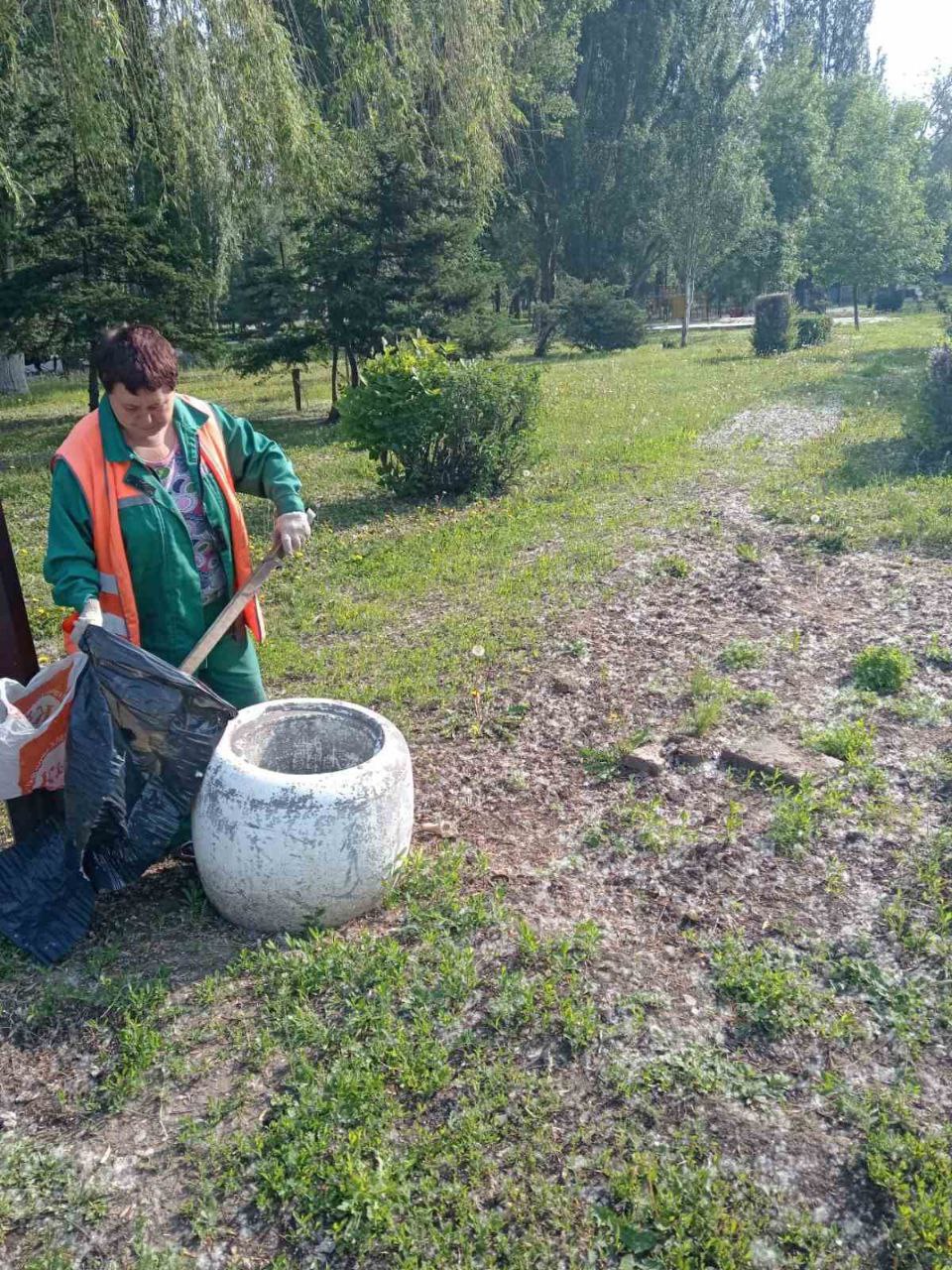Покос травы, сбор мусора, очистка прилотковой и осевых зон. В Балаково работы по благоустройству ведутся ежедневно