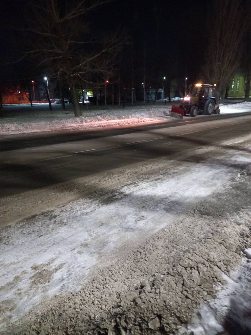 Благоустройство города сегодня: очистка прилотковой зоны, формовка деревьев, обслуживание дорожно-транспортной сети города
