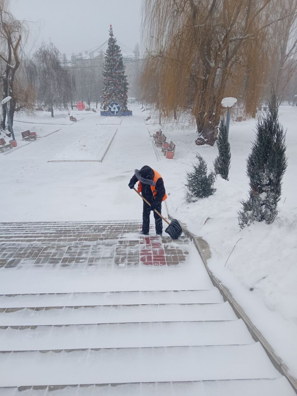 Сотрудники «Комбината благоустройства» продолжают очищать дороги и тротуары от снега