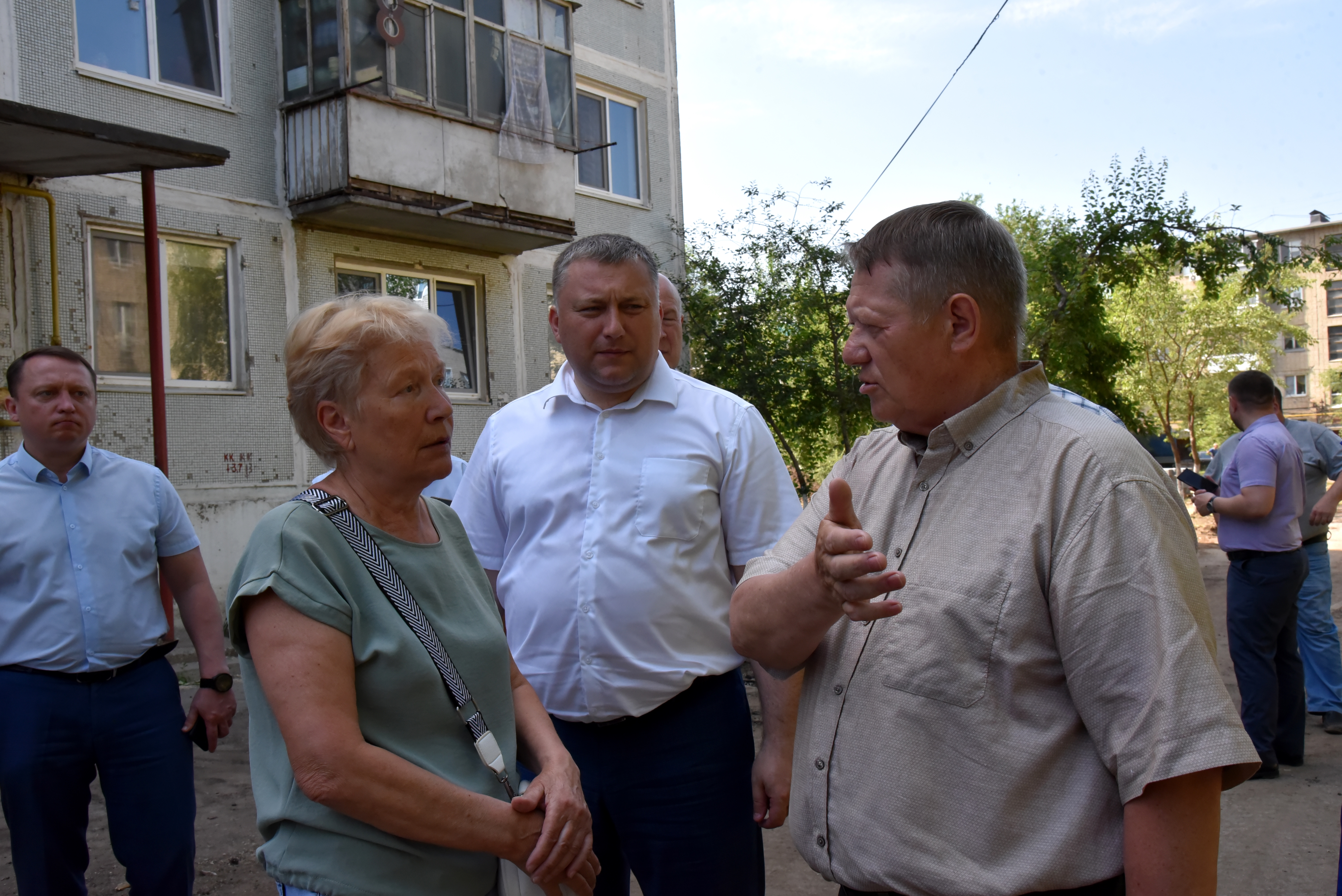 Николай Панков ознакомился с ходом работ по ремонту дворовых территорий в городе Балаково