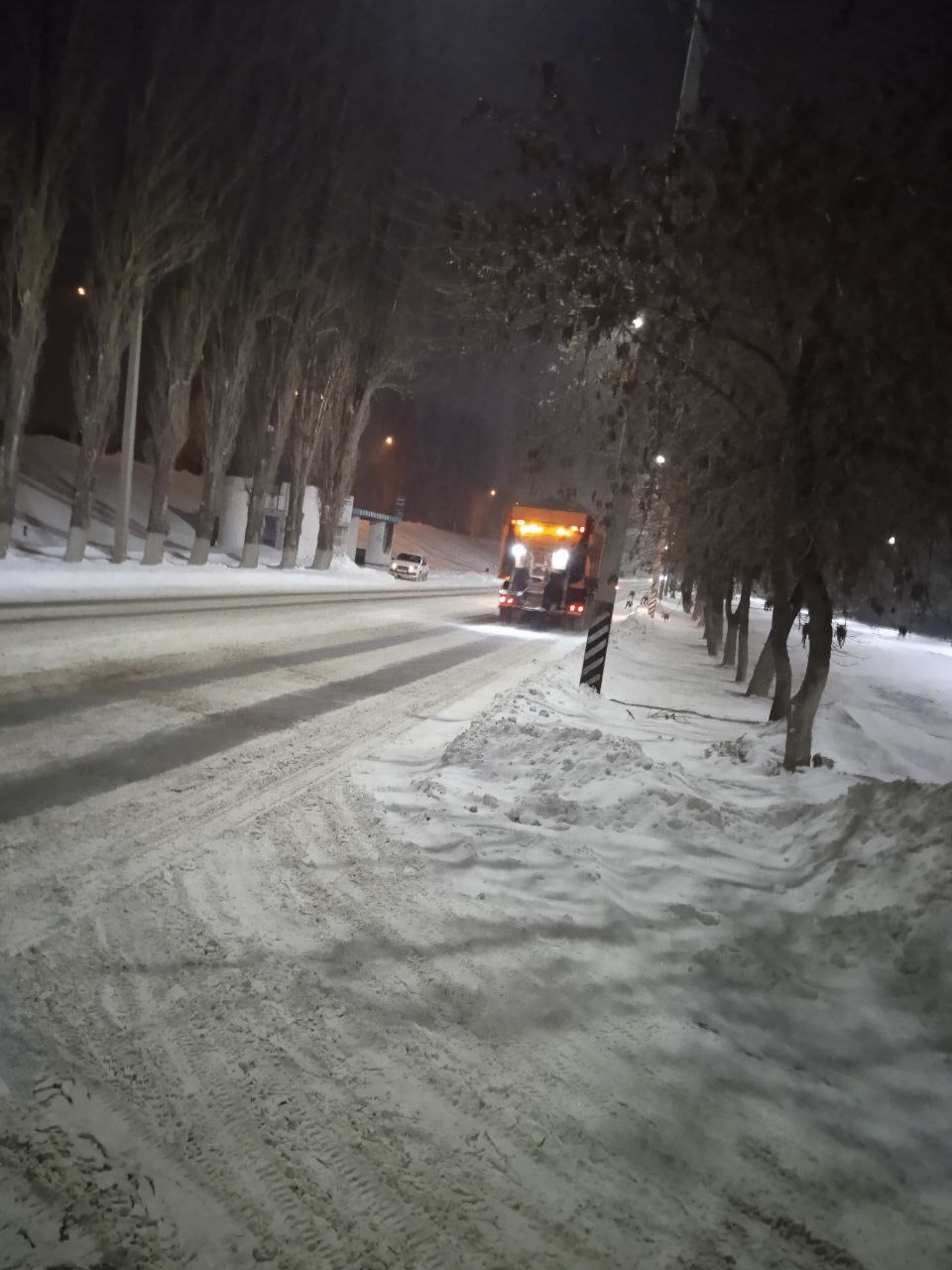 Очистка дорог и тротуаров от снега. Работы в городе Балаково и в селах Балаковского района ведутся в круглосуточном режиме