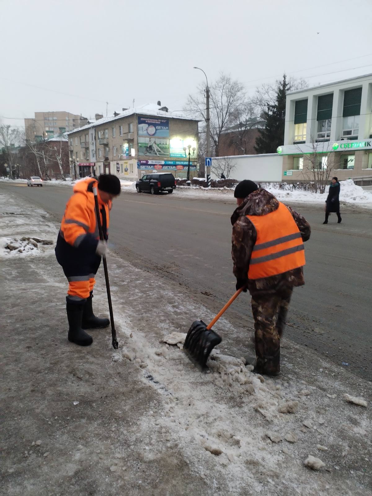 Сегодня ночью 25 единиц техники работали во всех районах города: центральной, островной и заканальной