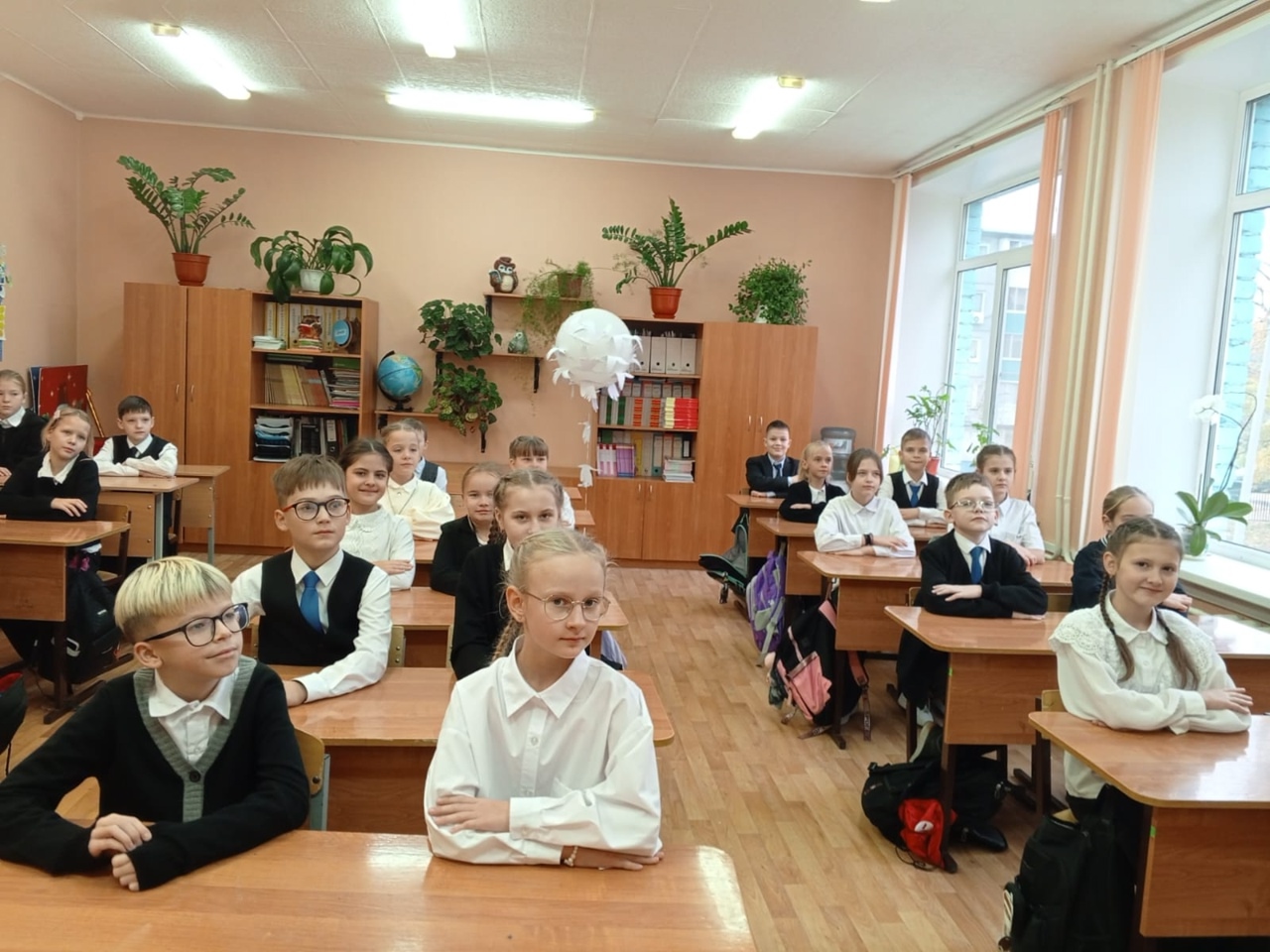Ученики Гимназии №1 запустили в небо шар с белоснежными журавликами