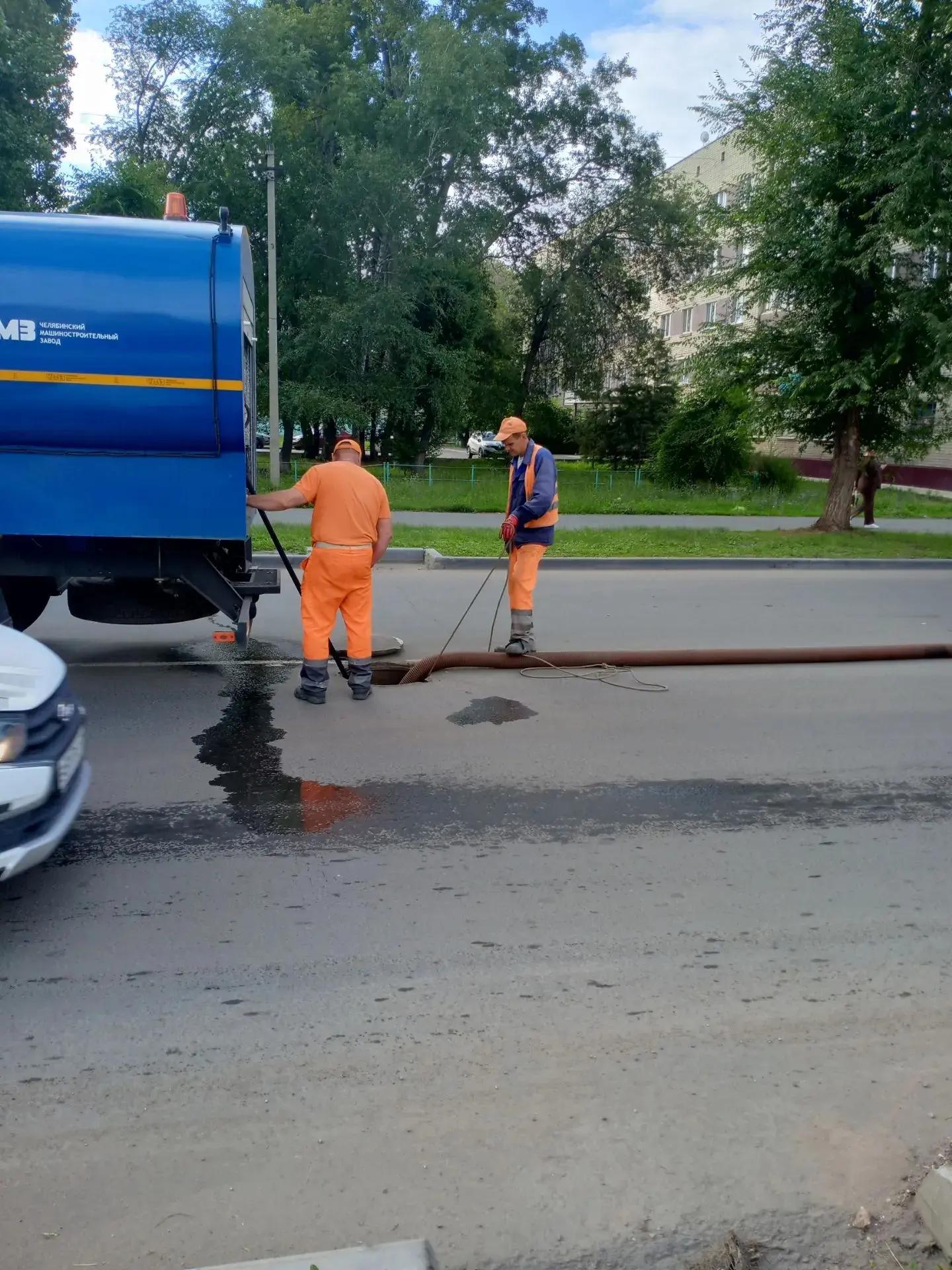 Сотрудники «Комбината благоустройства» продолжают наводить порядок на улицах Балаково