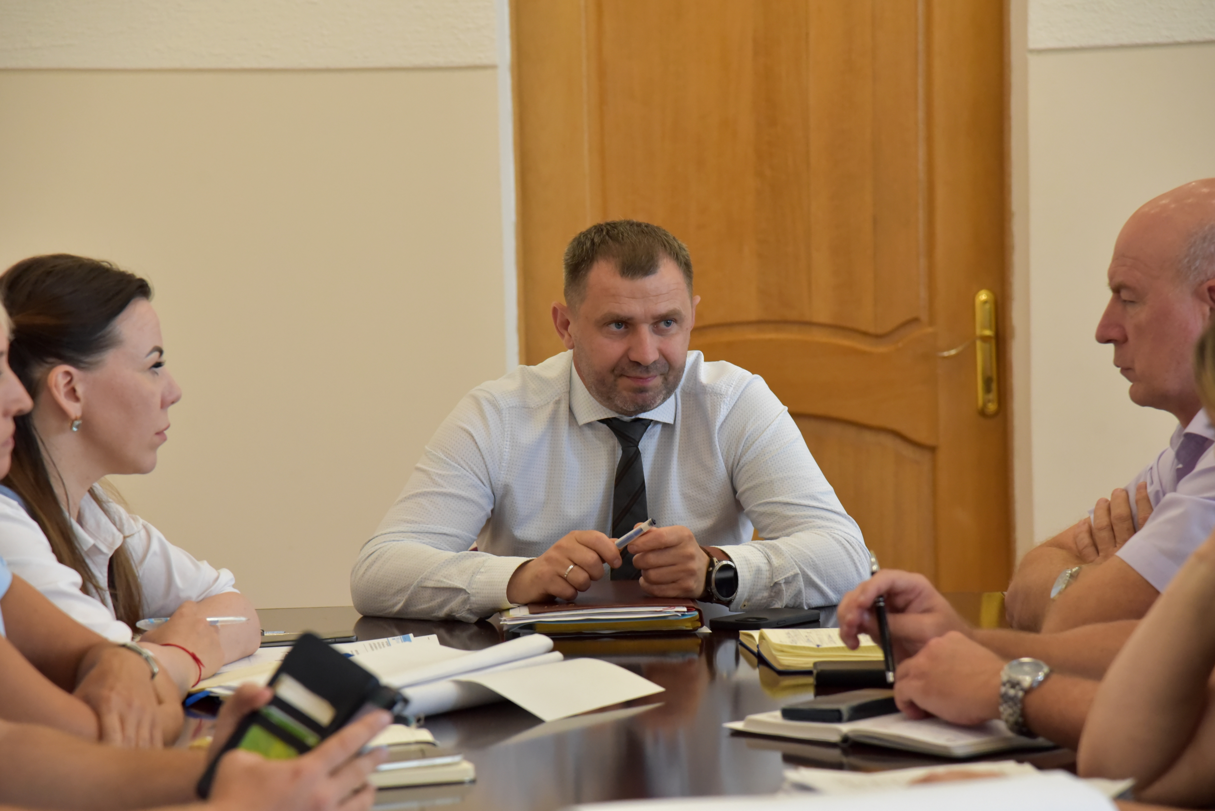 Сергей Барулин провёл совещание по вопросу оформления остановочных павильонов города Балаково в едином стиле
