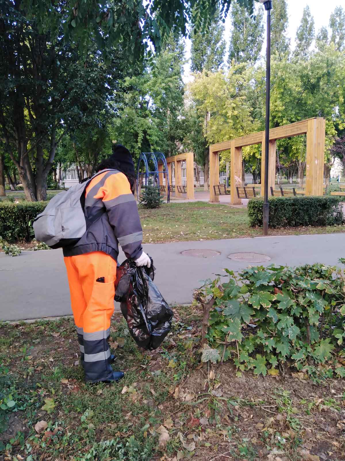 Сегодня рабочие Комбината благоустройства продолжают наводить порядок в городе