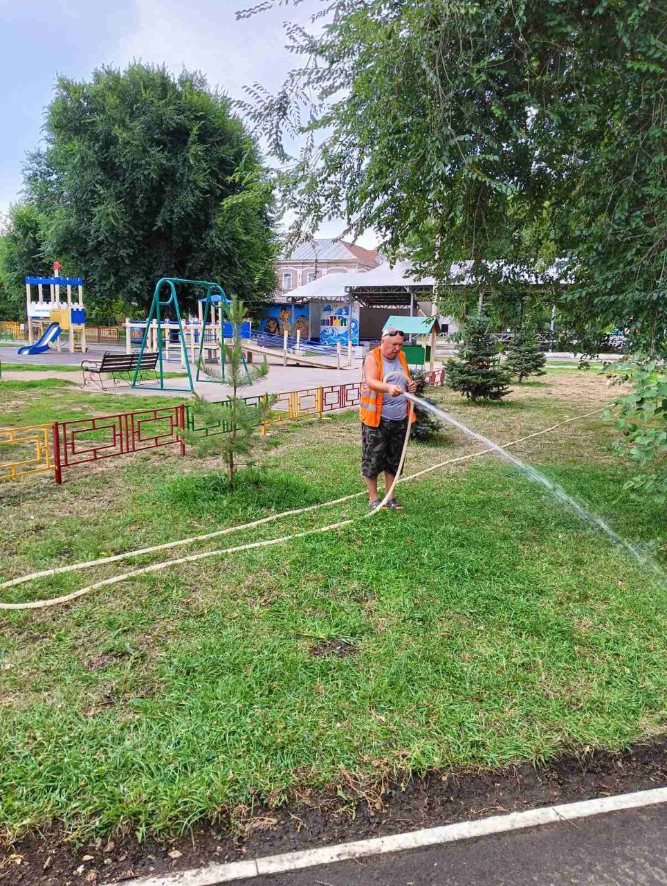 Полив дорог, покос травы, сбор мусора. Коммунальные службы города работают в ежедневном режиме
