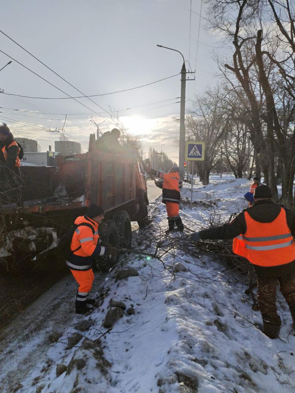 Расширение дорог, обработка от наледи, вывоз снега: коммунальщики круглосуточно ведут работы по благоустройству города