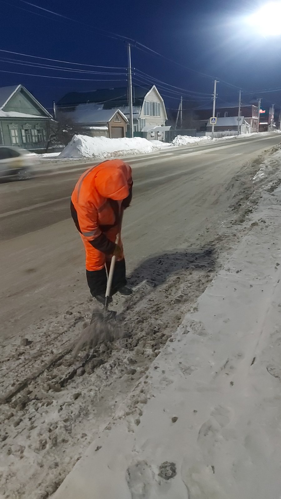 В Балакове продолжаются работы по уборке снега