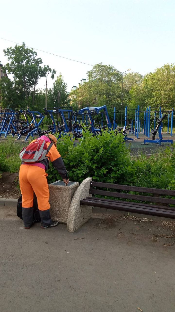Покос травы, сбор мусора, очистка прилотковой и осевых зон. В Балаково работы по благоустройству ведутся ежедневно
