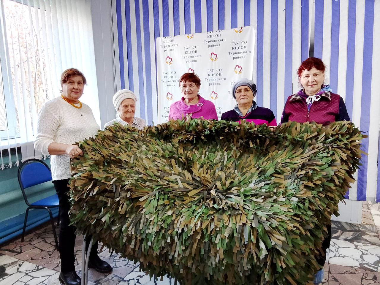 Теплые носки, маскировочные сети, антидроновые одеяла: саратовцы продолжают помогать участникам СВО