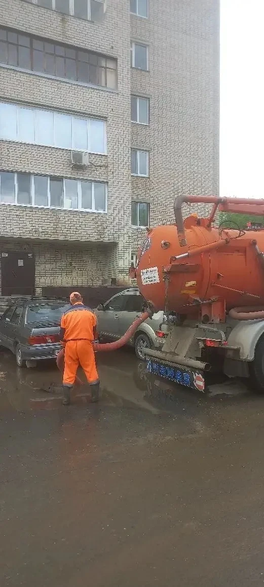 Сотрудники «Комбината благоустройства» продолжают  откачивать воду с затопленных участков дорог и дворовых территорий