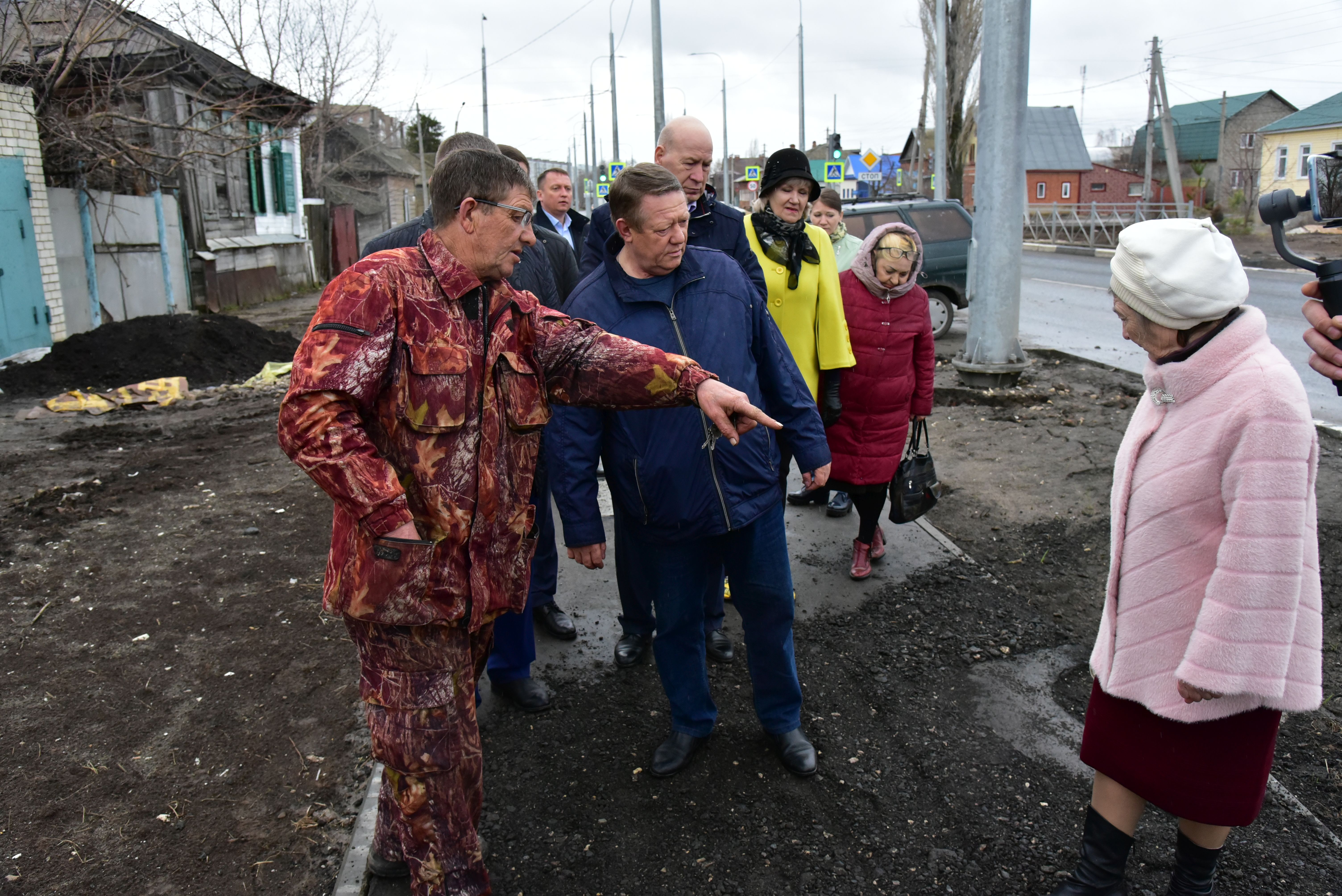 Сегодня депутат ГосДумы Николай Панков осмотрел пешеходные дорожки на ул. Братьев Захаровых