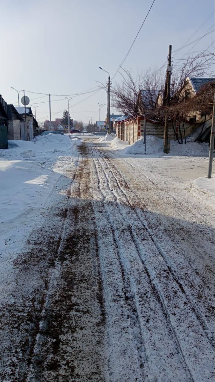 Коммунальные службы продолжают очищать дороги и тротуары от снега и наледи