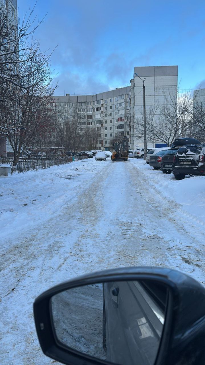 Сотрудники УДХБ обращаются к жителям с просьбой своевременно убирать личный транспорт для очистки дворовых территорий от снега