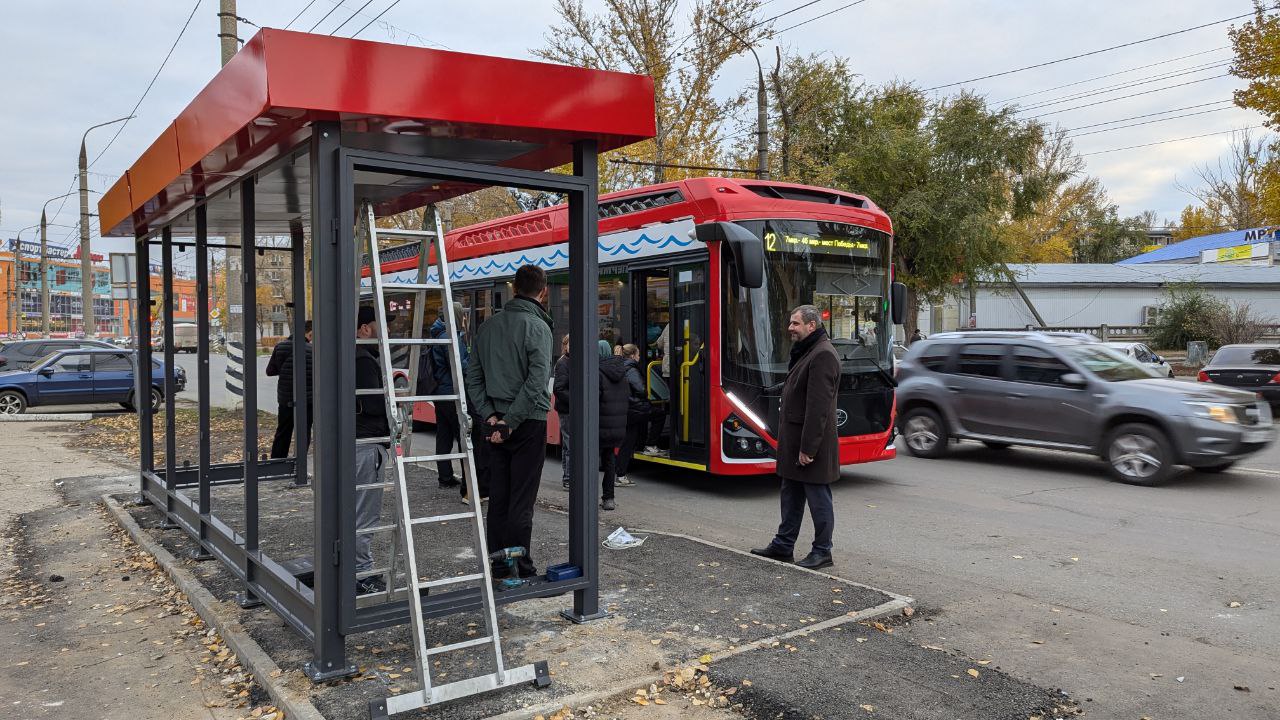 В городе Балаково начались работы по установке новых остановочных павильонов