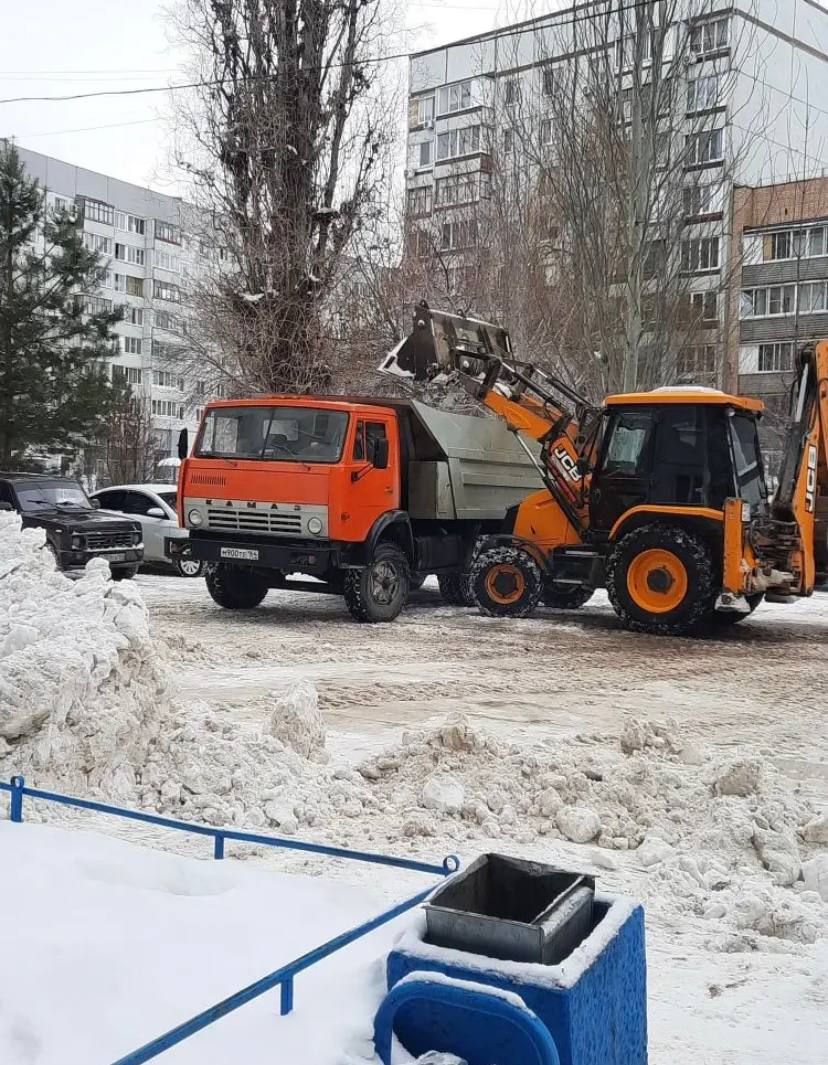 В Балаково продолжается очистка снега