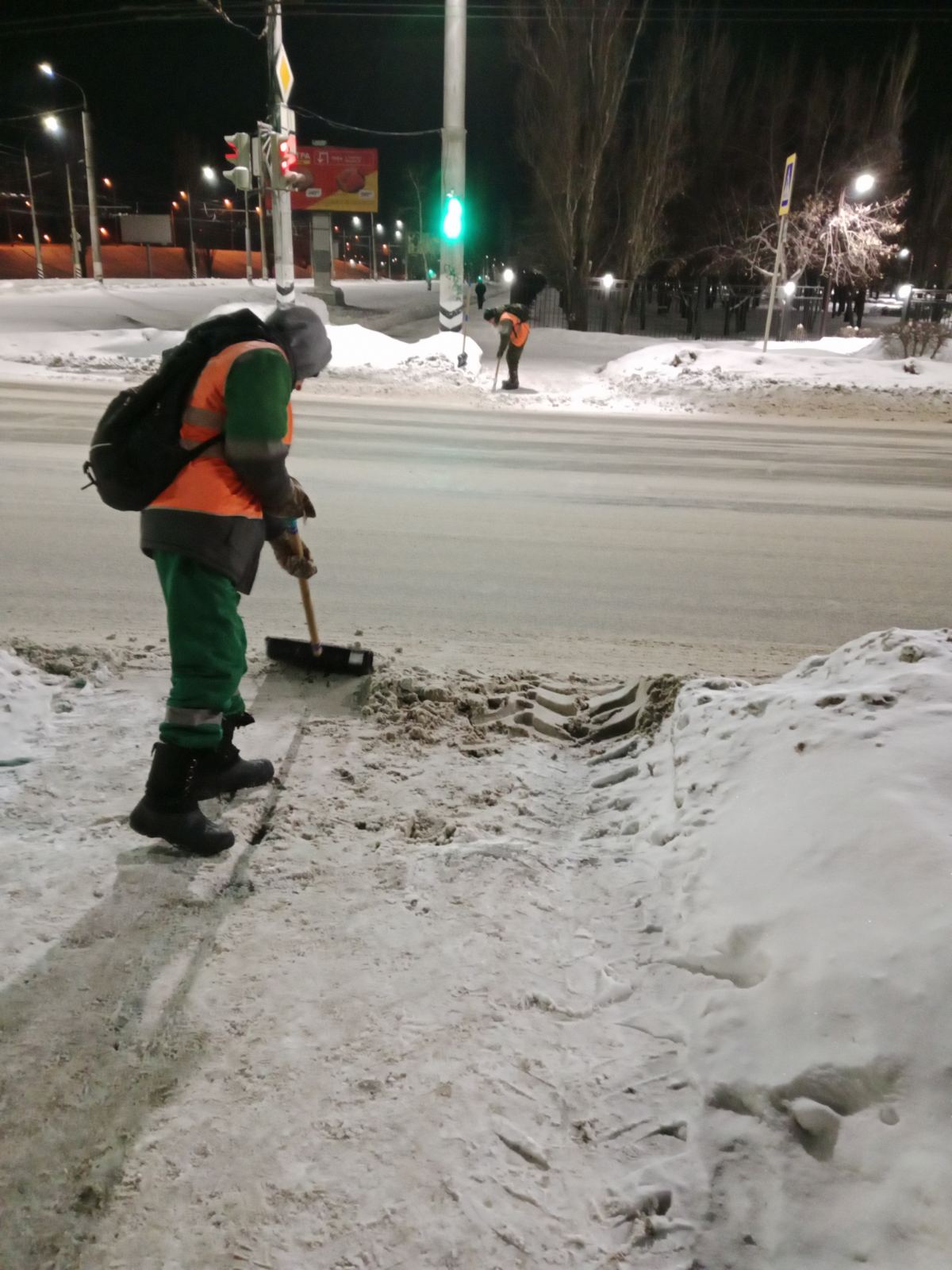 В Балакове продолжаются работы по уборке снега